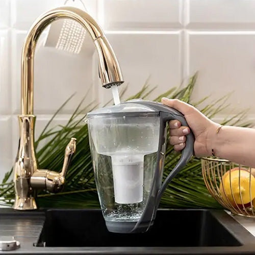 *SALE* Glas-Wasserfilter schwarz inkl. 1 Universal Filterkartusche - Vorführmodell